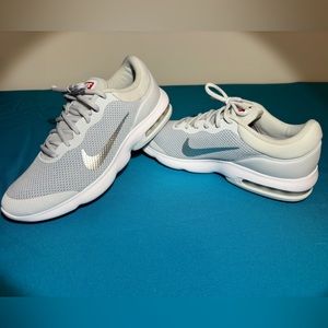 Like New.   Nike Air Max Advantage Running Shoes Men’s Size 10   White / Gray